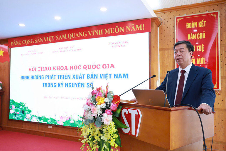 PGS, TS Vũ Trọng Lâm, Giám đốc - Tổng Biên tập Nhà xuất bản Chính trị quốc gia Sự thật phát biểu đề dẫn hội thảo. z7102527204863-d71ee5b6a601ff8c4945478db259dd81.jpg