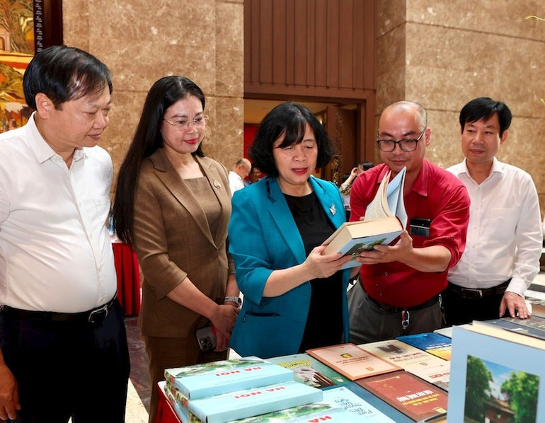 Bí thư Thành ủy Hà Nội Bùi Thị Minh Hoài cùng các đại biểu tham quan triển lãm sách về Hà Nội bên lề hội nghị. bt-68.jpg