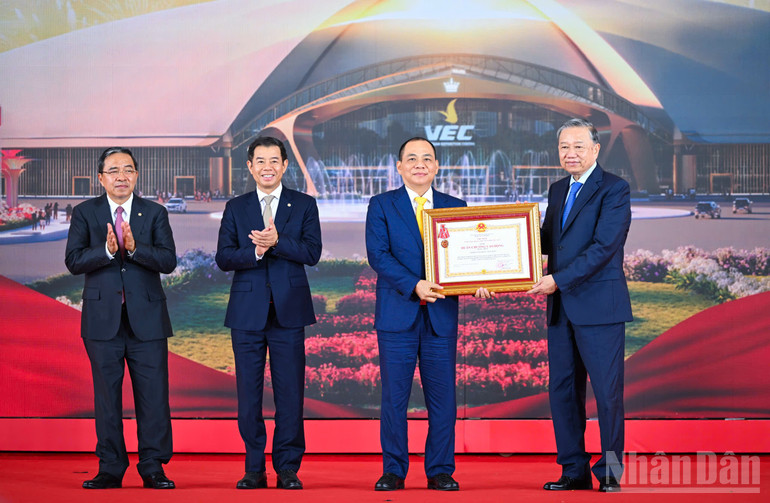 Tổng Bí thư Tô Lâm, thay mặt lãnh đạo Đảng, Nhà nước trao tặng Huân chương Lao động hạng Nhất cho Tập đoàn Vingroup. (Ảnh: THÀNH ĐẠT) ndo_br_z6921973728930-553246d66e79265ae8fcfd162b7dd3b9.jpg