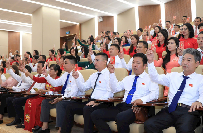 Các đại biểu biểu quyết thông qua Nghị quyết Đại hội. (Ảnh: Quang Thái) bieu-quyet.jpg