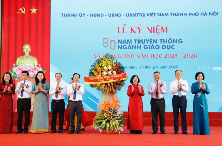 Lãnh đạo thành phố Hà Nội chúc mừng ngành Giáo dục Thủ đô. phc2.jpg