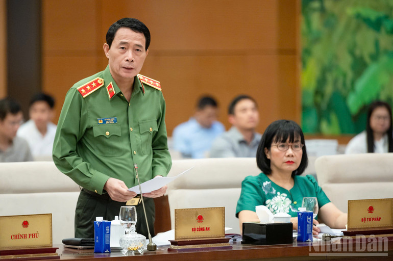 Thứ trưởng Công an Lê Quốc Hùng báo cáo tại phiên họp. (Ảnh: DUY LINH) ndo_br_z6690874905574-b4889f67695811dffd8293b73b0bde93.jpg