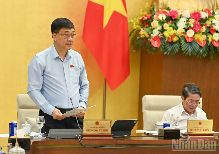 Phó Chủ tịch Quốc hội Vũ Hồng Thanh điều hành nội dung phiên họp. (Ảnh: DUY LINH) ndo_br_pho-ctqh-vu-hong-thanh.jpg