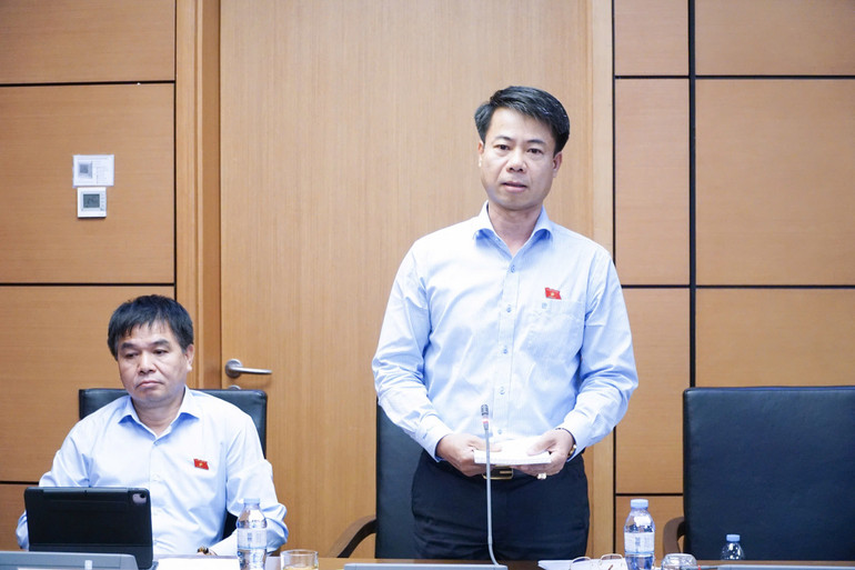 Đại biểu Hoàng Quốc Khánh nêu ý kiến thảo luận tổ. 202510211637572891-z714064034849.jpg