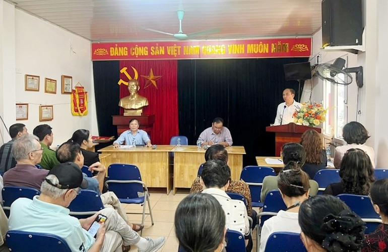 Bí thư Đảng ủy phường Tây Hồ Nguyễn Đình Khuyến tham dự sinh hoạt chi bộ tại tổ dân phố. (Ảnh: LÊ HẢI). nguyen-dinh-khuyen.jpg