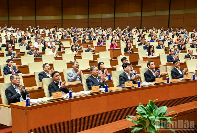 អគ្គលេខាបក្ស To Lam ប្រធានរដ្ឋ Luong Cuong សមាជិកអចិន្ត្រៃយ៍នៃលេខាធិការដ្ឋាន Tran Cam Tu និងគណៈប្រតិភូចូលរួមសន្និសីទ។ (រូបថត៖ DUY LINH) ndo_br_bnd-5388.jpg