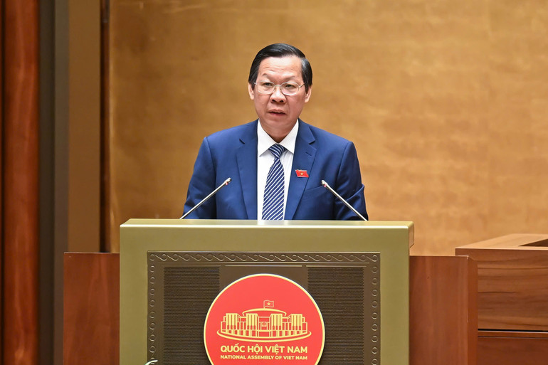 Chủ nhiệm Ủy ban Kinh tế và Tài chính Phan Văn Mãi trình bày Báo cáo tiếp thu, giải trình, chỉnh lý dự thảo Nghị quyết trước khi Quốc hội bấm nút thông qua. (Ảnh: DUY LINH) 202506271037425590-62ad645f54bce.jpg