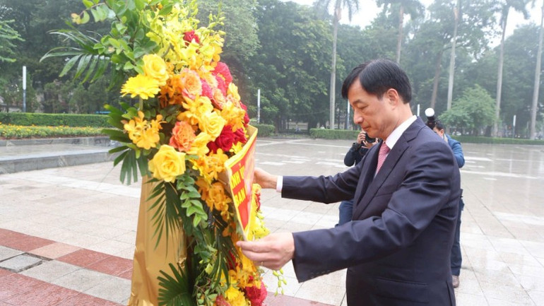 Secretaris van het Partijcomité van Hanoi Nguyen Duy Ngoc biedt bloemen aan bij het standbeeld van leider V.I. Lenin. dang-huong-7359.jpg