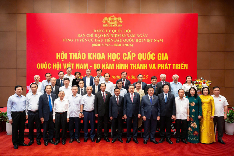 Chủ tịch Quốc hội Trần Thanh Mẫn và các đại biểu chụp ảnh lưu niệm. 090920250621-chup-anh-luu-niem.jpg