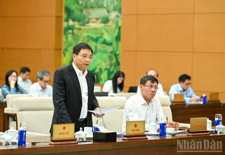 Bộ trưởng Tài chính Nguyễn Văn Thắng trình bày Tờ trình dự án Luật sửa đổi, bổ sung một số điều của Luật Giá. (Ảnh: DUY LINH) ndo_br_bnd-8770.jpg