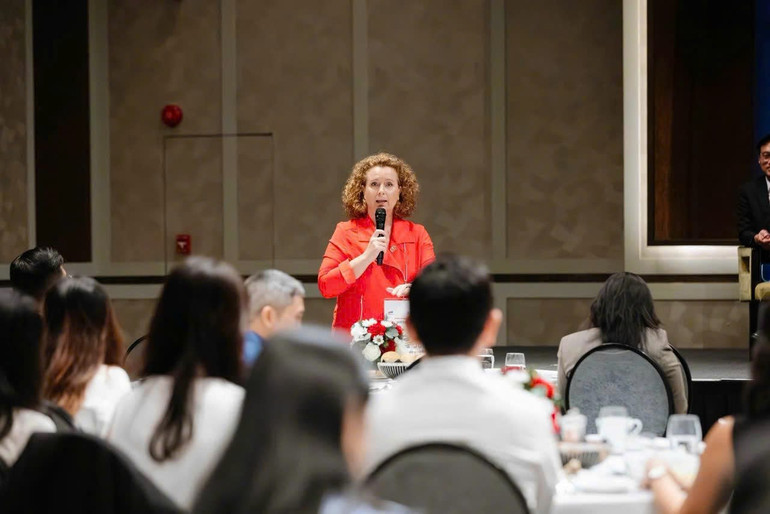 Bà Delphine Rousselet - Giám đốc điều hành EuroCham Việt Nam chia sẻ tại sự kiện. z7017959909590-c7cdaf4b1710810407104c4b835ccf64.jpg