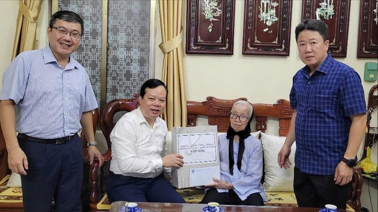 Lãnh đạo phường Văn Miếu-Quốc Tử Giám thăm, tặng quà gia đình có công. tang-qua-1.jpg