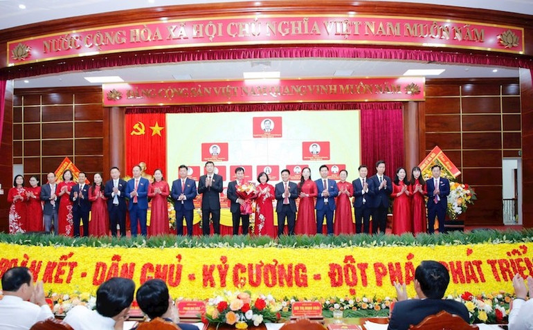 Lãnh đạo Thành ủy Hà Nội tặng hoa chúc mừng Ban Chấp hành Đảng bộ xã Phúc Thọ. phuc-tho-2.jpg