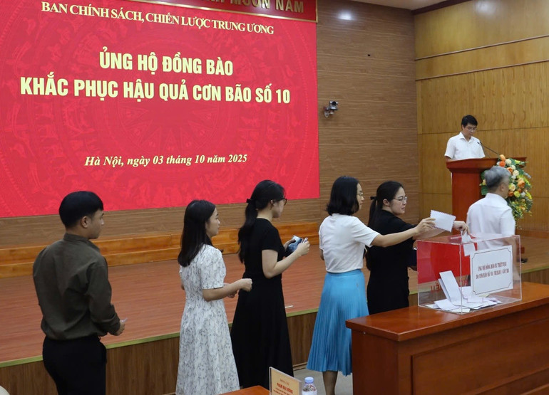 Cán bộ, công chức, viên chức, người lao động Ban Chính sách, chiến lược Trung ương ủng hộ đồng bào bị thiệt hại do cơn bão số 10. can-bo-ban-chinh-sach-chien-luoc-trung-uong-quyen-gop-ung-ho-dong-bao-bi-bao-lu.jpg
