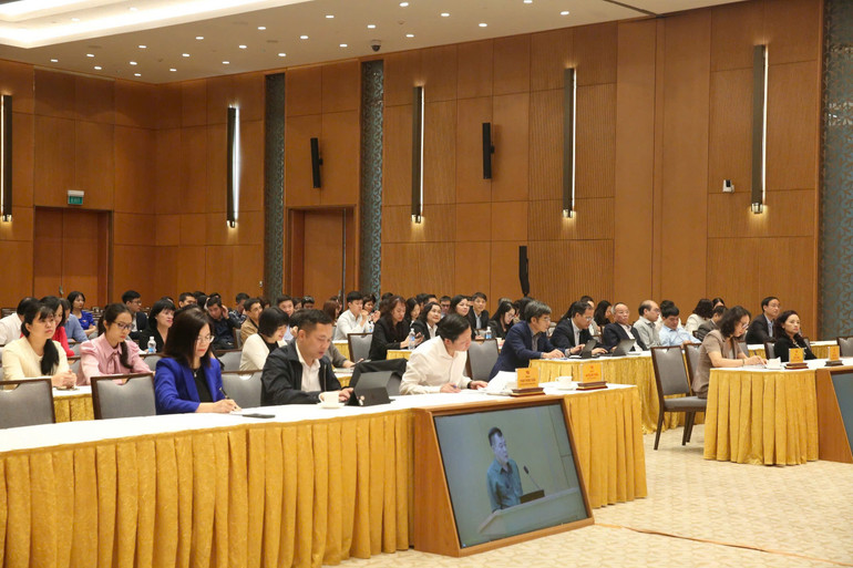 Delegater som deltar i konferensen vid Hanoi-bron. z7174434717450-e300060f5825bdb8f1f41fbf906957f6.jpg