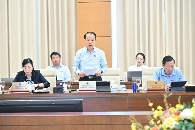 Chủ nhiệm Ủy ban Pháp luật và Tư pháp Hoàng Thanh Tùng trình bày báo cáo thẩm tra. (Ảnh: DUY LINH) 202508121034439991-gen-h-z689846.jpg