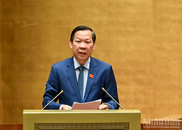 Chủ nhiệm Ủy ban Kinh tế và Tài chính Phan Văn Mãi nêu quan điểm thẩm tra. (Ảnh: DUY LINH) ndo_br_cn-phan-van-mai-2004.jpg