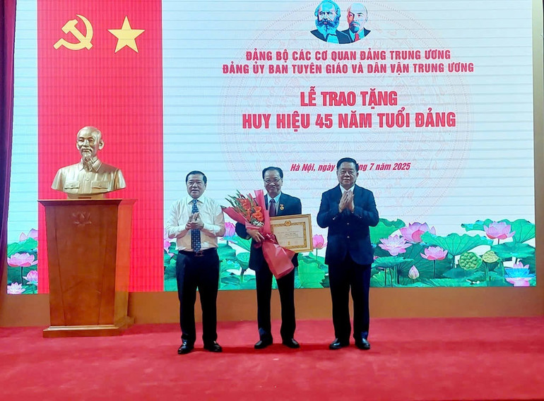 Đồng chí Nguyễn Trọng Nghĩa trao huy hiệu 45 năm tuổi Đảng tặng đồng chí Phùng Hữu Phú, nguyên Ủy viên Trung ương Đảng, nguyên Phó Chủ tịch thường trực Hội đồng lý luận Trung ương. 11145e204076f628af67.jpg