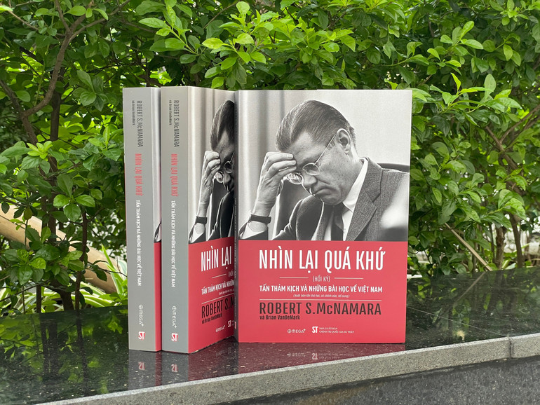 Cuốn sách "Nhìn lại quá khứ: Tấn thảm kịch và những bài học về Việt Nam". z6715146212784-af5a2585a6334cf7f79c4fd0a1dc0b33.jpg