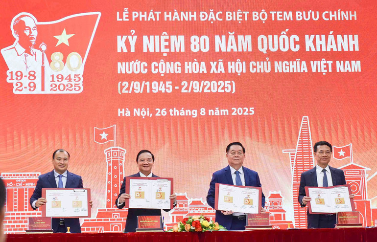 Các đồng chí: Ủy viên Bộ Chính trị, Bí thư Trung ương Đảng, Trưởng Ban Tuyên giáo và Dân vận Trung ương Nguyễn Trọng Nghĩa; Ủy viên Trung ương Đảng, Phó Chủ tịch Quốc hội Nguyễn Khắc Định; Ủy viên Trung ương Đảng, Bộ trưởng Khoa học và Công nghệ Nguyễn Mạnh Hùng; Ủy viên dự khuyết Trung ương Đảng, Thứ trưởng Thường trực Bộ Văn hóa, Thể thao và Du lịch Lê Hải Bình ký bìa phát hành đặc biệt bộ tem bưu chính kỷ niệm 80 năm Quốc khánh và chụp ảnh lưu niệm. z6946843780722-c69ce2b0454daf788daaff44684d7f68.jpg