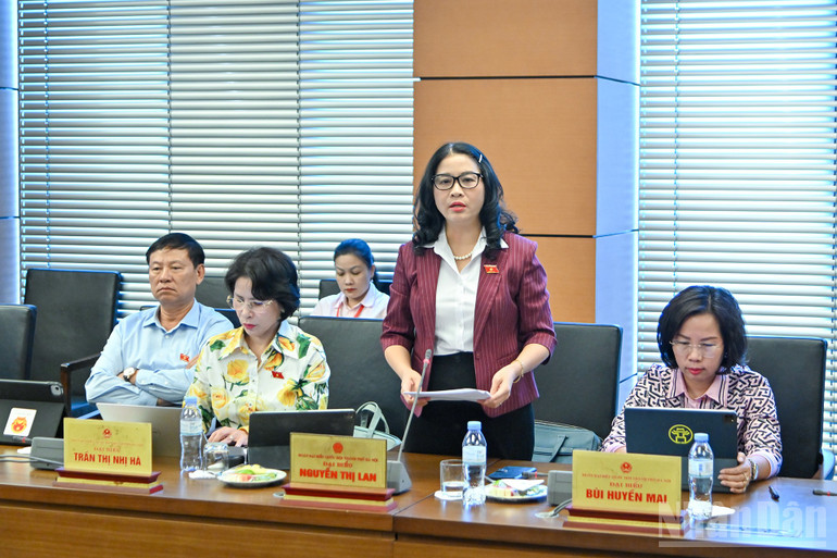 Đại biểu Nguyễn Thị Lan phát biểu thảo luận tổ chiều 21/10. (Ảnh: THỦY NGUYÊN) ndo_br_chi-6218.jpg