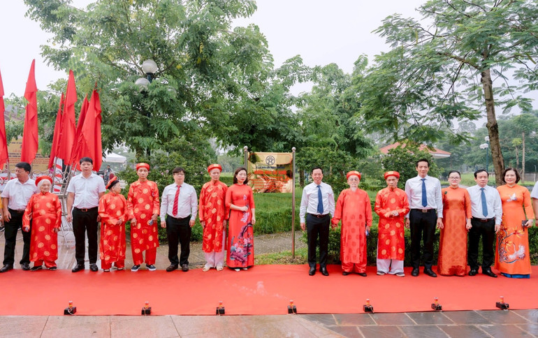 Lãnh đạo và nhân dân phường Long Biên gắn biển tên vườn hoa Cự Khối. vuon-hoa-cu-khoi.jpg