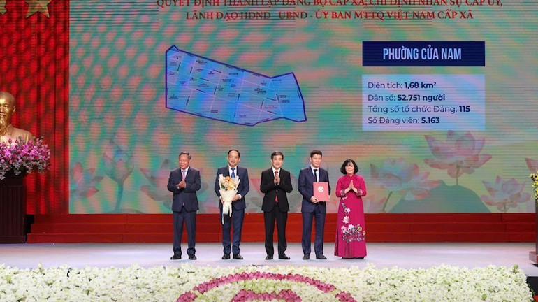 Đồng chí Bùi Thị Minh Hoài trao quyết định cho cán bộ chủ chốt phường Cửa Nam. zalo-49111359054602.jpg
