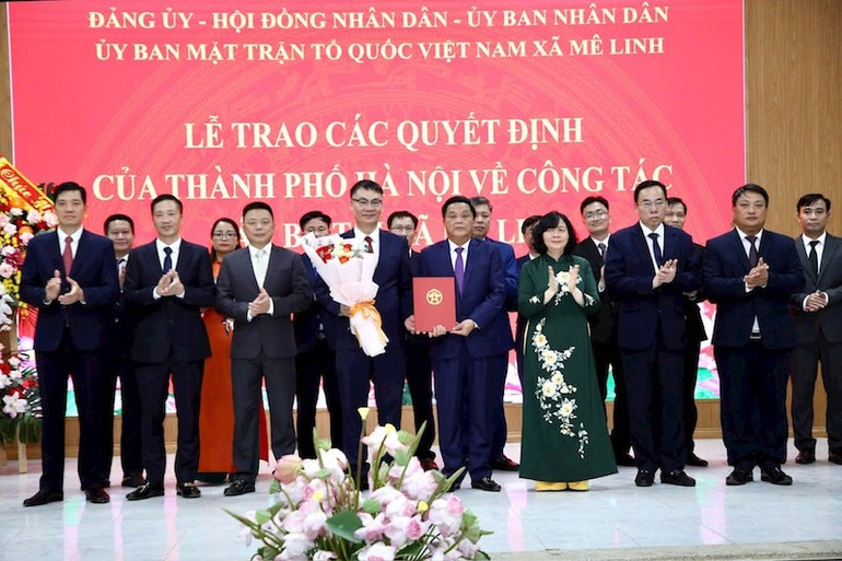 Bí thư Thành ủy Hà Nội Bùi Thị Minh Hoài trao các quyết định về công tác cán bộ tại xã Mê Linh. xa-me-linh.jpg