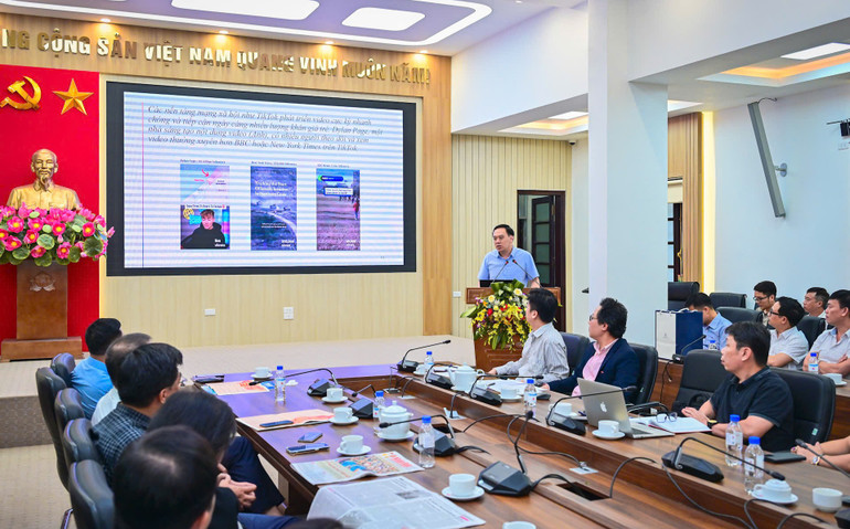 Nhan Dan 신문 미디어 개발 센터 소장이자 저널리스트인 Ngo Viet Anh은 Nhan Dan 신문이 2025년 국가의 주요 명절을 기념하기 위해 전개한 탁월한 활동과 젊은 독자를 유치하기 위한 기술과 창의적인 아이디어의 결합에 대해 설명했습니다. z7052511862102-f07e177723206c4859b5cedc88f90204.jpg