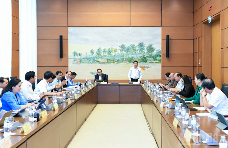Quang cảnh phiên thảo luận tổ sáng 22/10. (Ảnh: DUY LINH) ndo_br_img-0840.jpg