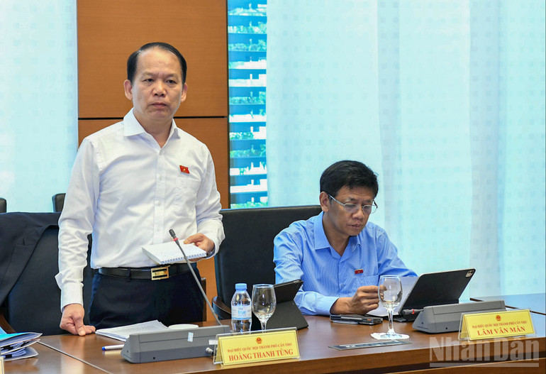 Chủ nhiệm Ủy ban Pháp luật và Tư pháp Hoàng Thanh Tùng tham gia ý kiến thảo luận tổ. (Ảnh: DUY LINH) ndo_br_img-0836.jpg
