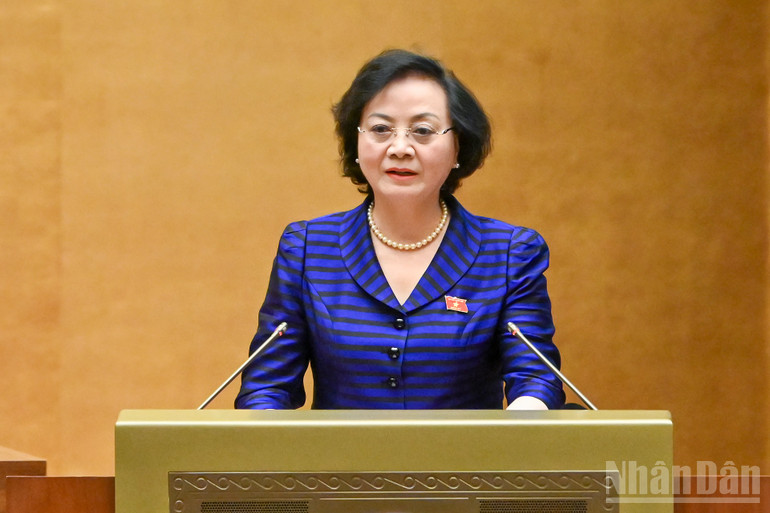 Bộ trưởng Nội vụ Phạm Thị Thanh Trà trình bày tờ trình dự án Luật Viên chức (sửa đổi). (Ảnh: THỦY NGUYÊN) ndo_br_chi-6428.jpg