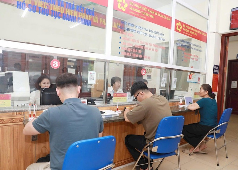 Người dân đến làm thủ tục hành chính tại Ủy ban nhân dân phường Tương Mai. tuong-mai-1.jpg