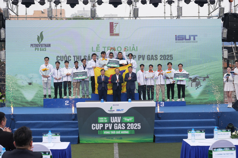 Organizatorii au acordat premii primelor 3 echipe clasate. dsc05491-4.jpg