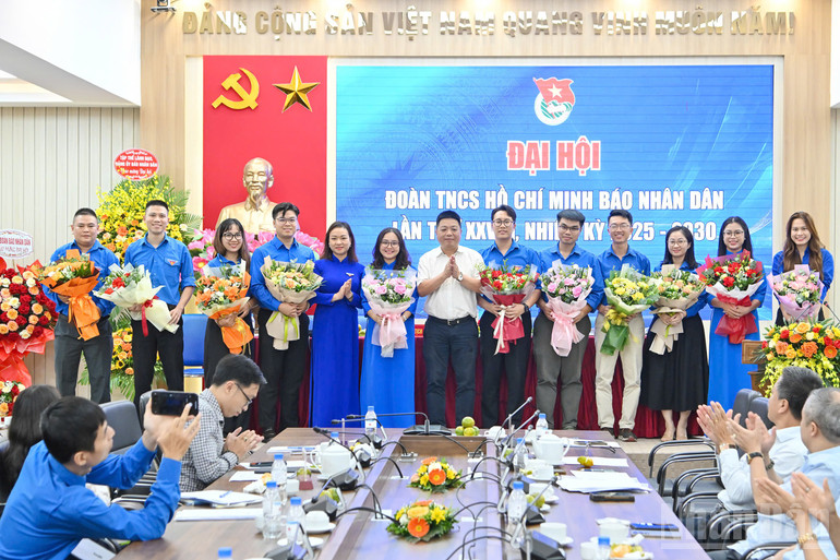 O Comitê Executivo da União da Juventude Comunista de Ho Chi Minh do Jornal Nhan Dan, mandato XXVIII, 2025-2030, foi apresentado ao Congresso. ndo_br_z7095045673138-0e38ac5fc14411a4d4870f2fd06ca36d.jpg
