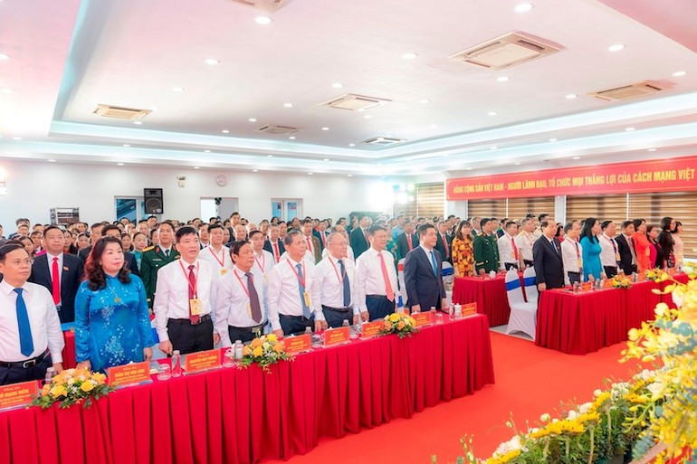 Các đại biểu thực hiện nghi thức chào cờ. cac-dai-bieu-du-dai-hoi-phuc-loi.jpg