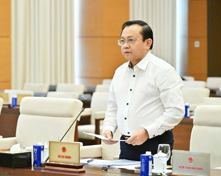 Thứ trưởng Tài chính Lê Tấn Cận trình bày tờ trình dự án Luật. (Ảnh: DUY LINH) z7110835065352-8b0ccff9405874825ef7eebf6d70258a.jpg