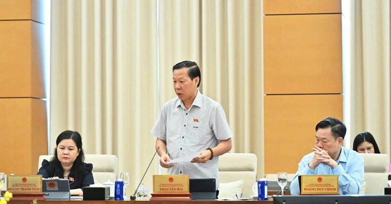 Chủ nhiệm Ủy ban Kinh tế và Tài chính Phan Văn Mãi trình bày báo cáo thẩm tra. (Ảnh: DUY LINH) z7110835058373-8c7a49ff4fd0f626dd9db8a172a0af79.jpg
