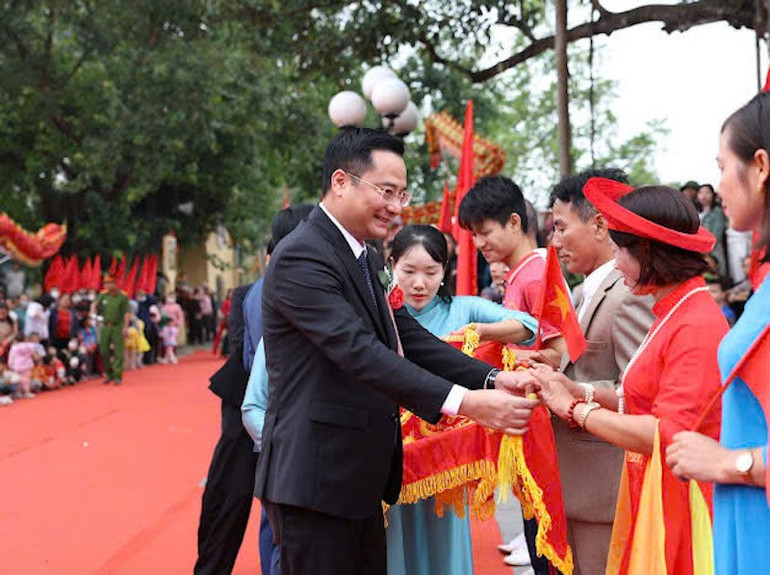 Bí thư Đảng ủy xã Tam Hưng Bùi Văn Sáng tặng cờ lưu niệm cho các đội thi. tam-hung-2510.jpg