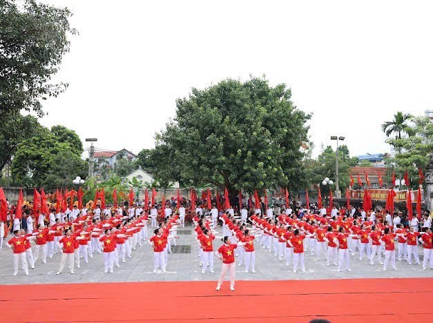 Phần trình diễn thể dục dưỡng sinh tại lễ khai mạc. zalo-491527643411077.jpg