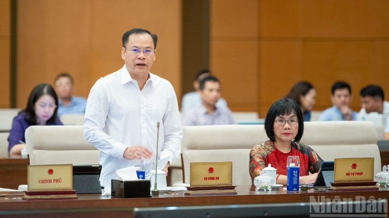 Thứ trưởng Công an Nguyễn Văn Long trình bày tờ trình dự án luật. (Ảnh: DUY LINH) z61-0966-thu-truong-bo-cong-an-nguyen-van-long-6519.jpg