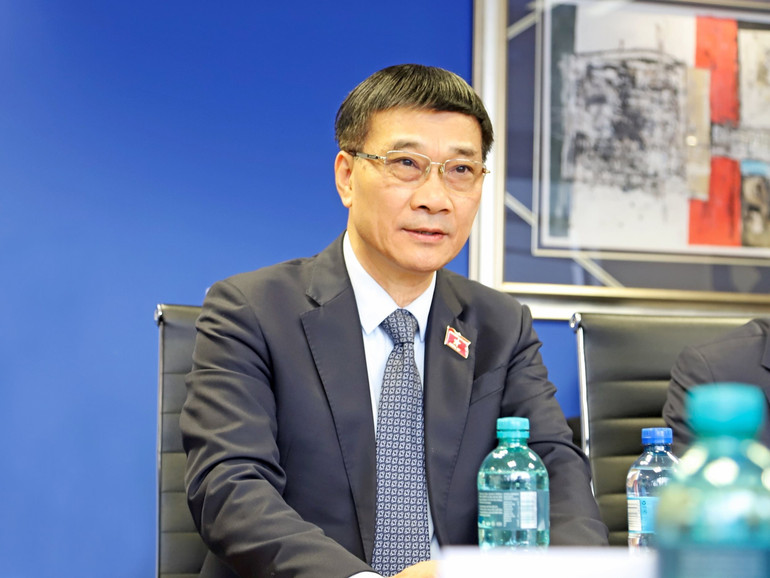 Phó Chủ tịch Quốc hội Vũ Hồng Thanh phát biểu tại cuộc làm việc với Phòng Thương mại và Công nghiệp Nam Phi. (Ảnh: TTXVN) pctqh-vu-hong-thanh2.jpg