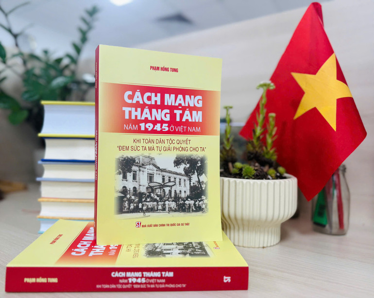 Cuốn sách Cách mạng Tháng Tám năm 1945 ở Việt Nam: Khi toàn dân tộc quyết “đem sức ta mà tự giải phóng cho ta, do GS, TS Phạm Hồng Tung biên soạn. z6960597176677-7781b8b68fc967015185a489a80b4106.jpg
