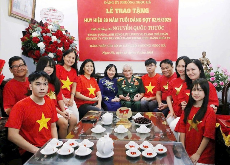 Bí thư Thành ủy Hà Nội chia sẻ niềm vui với gia đình Trung tướng Nguyễn Quốc Thước. nguyen-quoc-thuoc-3.jpg