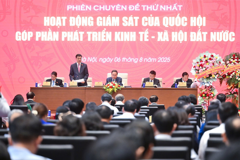 Phó Chủ tịch Quốc hội Vũ Hồng Thanh điều hành phiên chuyên đề thứ nhất. (Ảnh: DUY LINH) cd-1-1.jpg