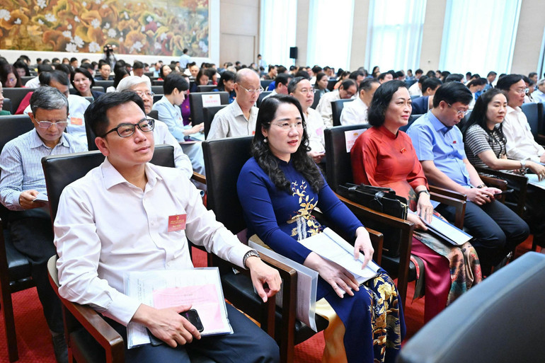 Các đại biểu dự phiên họp. (Ảnh: DUY LINH) cd-1-2.jpg
