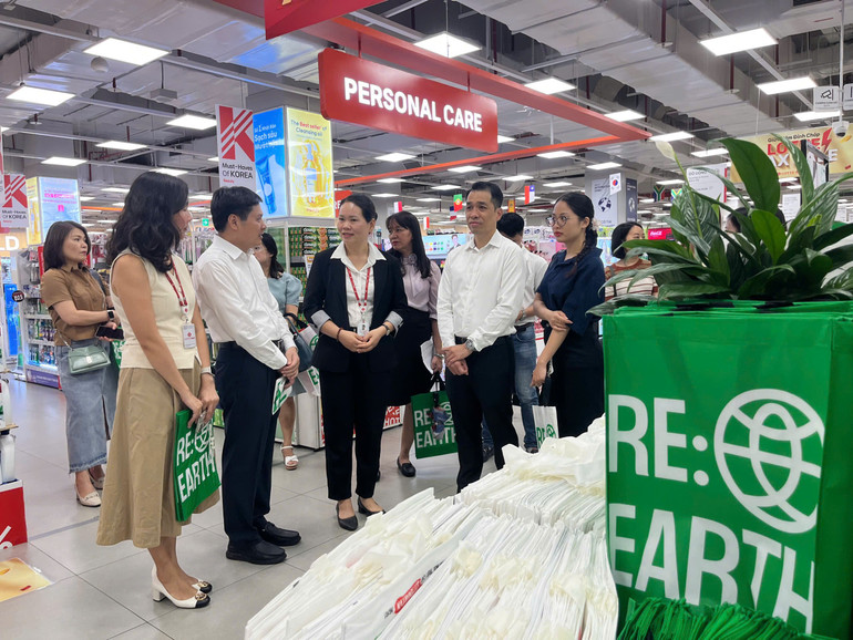 Các đại biểu tham gia các hoạt động của Ngày không sử dụng túi ni-lông tại Việt Nam 2025. 34f95464ce21787f213057.jpg