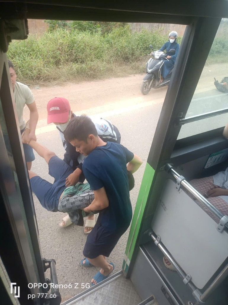 Hỗ trợ đưa người bị tai nạn giao thông lên xe buýt. (ảnh: người dân cung cấp) hien-truong-12.jpg