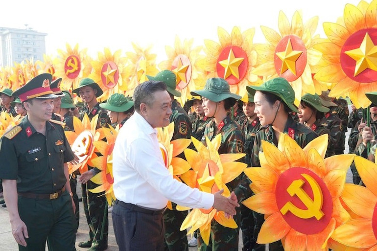 Chủ tịch Ủy ban nhân dân thành phố Hà Nội Trần Sỹ Thanh động viên các lực lượng tham gia diễu binh, diễu hành. chu-tich-thanh-pho-hn-tang-qua-1.jpg