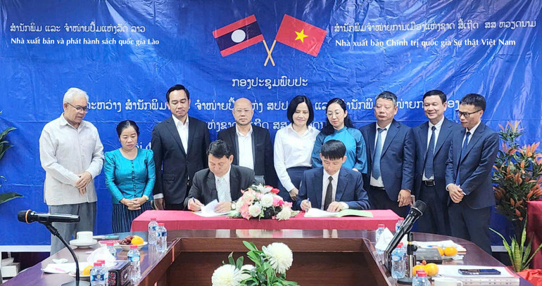 Đồng chí Xaynhạphon Anụlạt - Giám đốc, Tổng Biên tập Nhà xuất bản và Phát hành sách quốc gia Lào (bên trái) và đồng chí Võ Văn Bé - Phó Giám đốc, Phó Tổng Biên tập Nhà xuất bản Chính trị quốc gia Sự thật ký biên bản làm việc. z7077639129560-e454734a1f02749d0f1403dac0a7f643.jpg